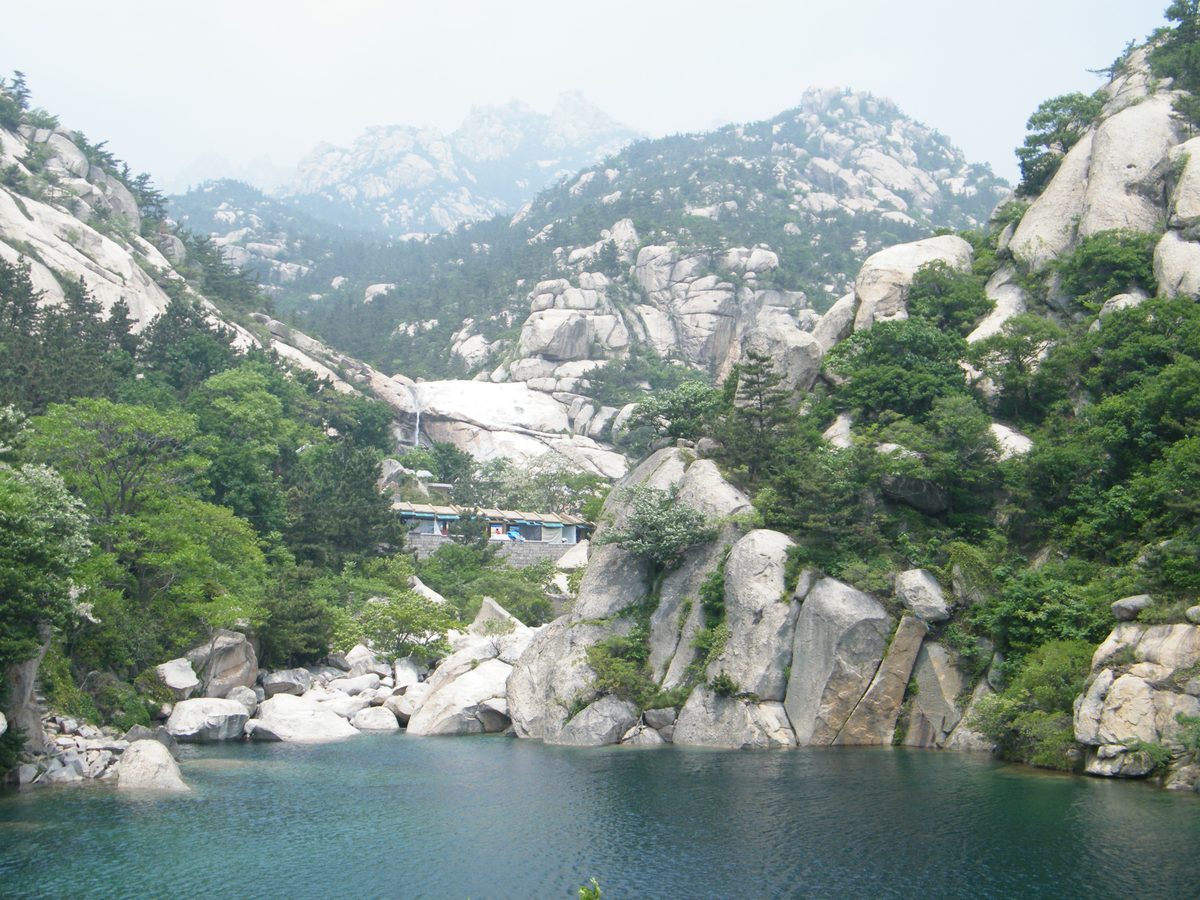 崂山的花岗岩山峰和潭水