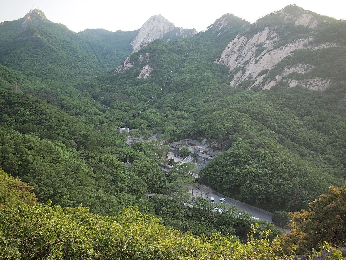鳳凰山群峰與山下寺院,遼寧鳳城