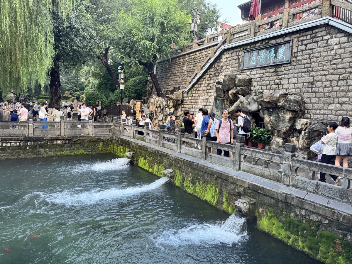 黑虎泉:泉水从石雕兽头中涌出,流入护城河