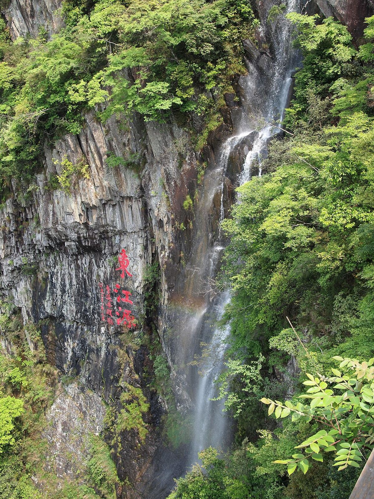 江西安遠三百山的瀑布