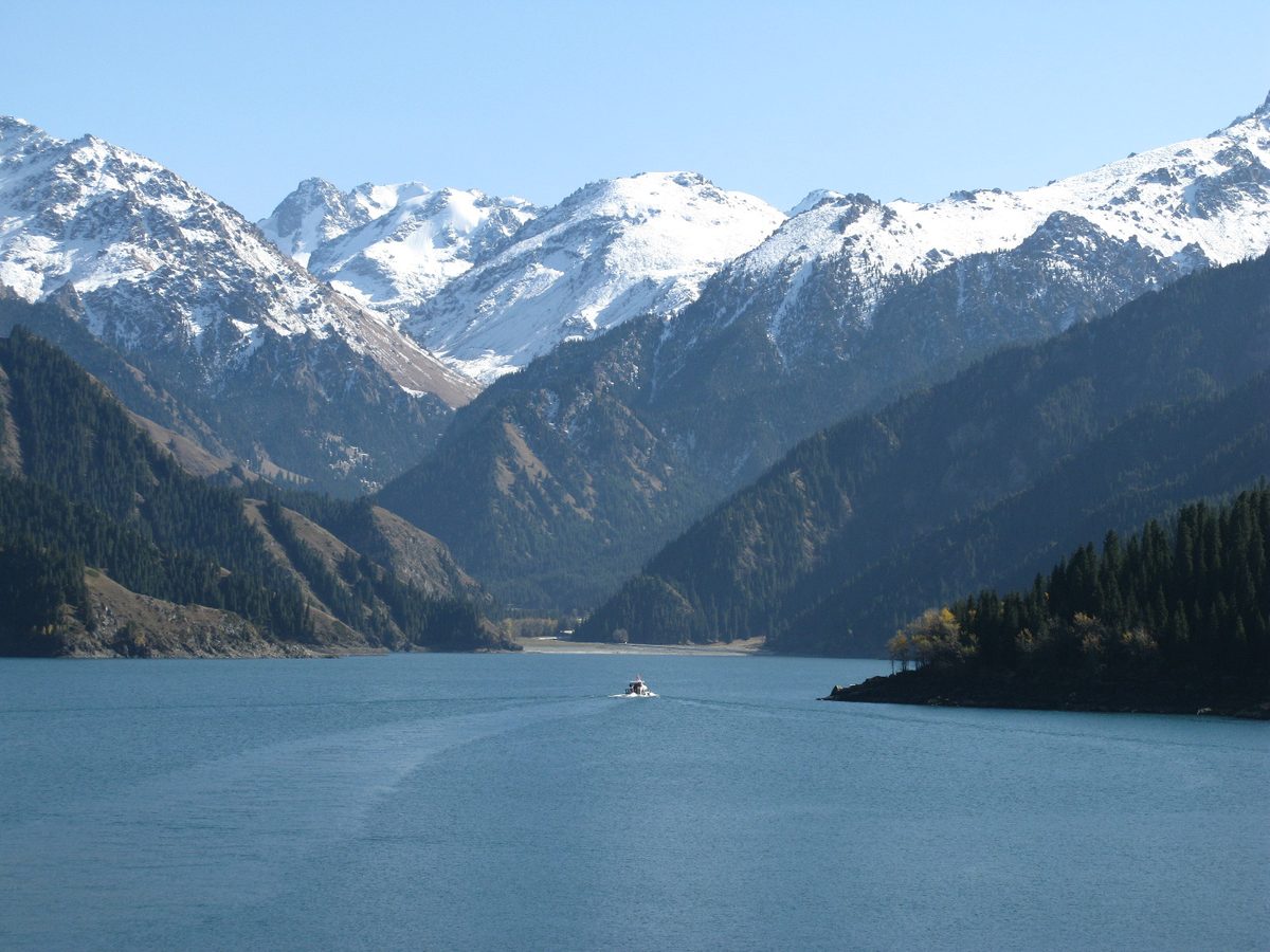 天山天池和南面的雪峰